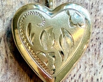 Medallón vintage de corazón de oro laminado de 14 quilates de Princess Pride Creations, grabado con motivos florales, década de 1960.