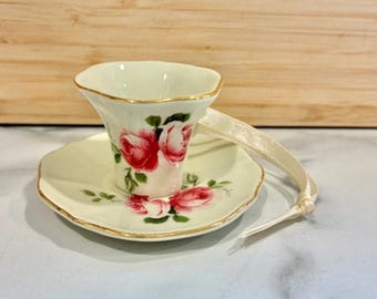 Adorno colgante vintage de los años 90: taza y platillo de porcelana con diseño floral de rosas en miniatura.