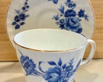 Juego de taza y platillo con base, modelo MCM Royal Grafton Blue Wildflowers 8956, estilo vintage.