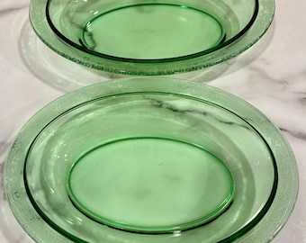 Ensemble de 2 plats de service antiques Fostoria Vesper en verre vert et uranium des années 1920