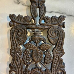 Vintage Cast Iron Grapevine Trivet Hot Plate Grapes Leaf Scroll Kitchen Decor