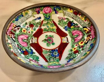 Plato pequeño de porcelana con revestimiento de peltre ACF de mediados de siglo, década de 1950, Famille Rose Medallion, 4 pulgadas.