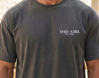 Komfort Farben Papa der Mädchen Shirt Personalisiertes EST T-Shirt Minimalistischer Papa der Mädchen Geschenk Neues Papa Shirt Vatertagsgeschenk für Papa Benutzerdefiniertes Datum