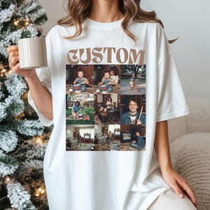 Puede incluir: Camiseta blanca con la palabra "CUSTOM" en letras marrones de estilo retro. La camiseta presenta un collage de nueve fotograf&iacute;as vintage. Las fotos muestran a un ni&ntilde;o tocando la bater&iacute;a, montando en bicicleta y otras actividades infantiles.