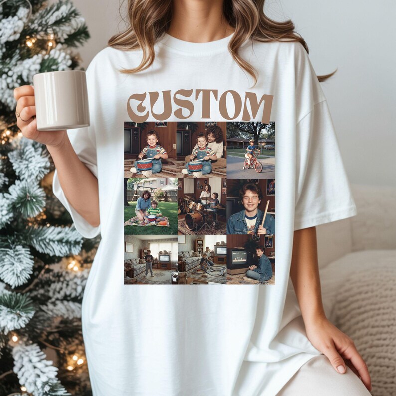 Puede incluir: Camiseta blanca con la palabra "CUSTOM" en letras marrones de estilo retro. La camiseta presenta un collage de nueve fotograf&iacute;as vintage. Las fotos muestran a un ni&ntilde;o tocando la bater&iacute;a, montando en bicicleta y otras actividades infantiles.