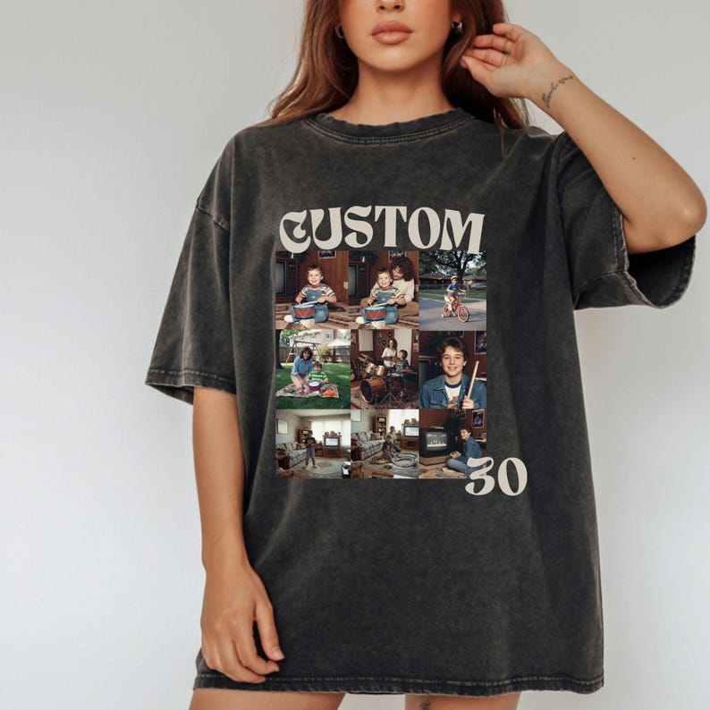 Puede incluir: Camiseta gris oscuro con la palabra "CUSTOM" sobre un collage de nueve fotos. Debajo de las fotos est&aacute; el n&uacute;mero "30". La camiseta tiene un aspecto ligeramente descolorido y desgastado.