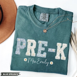 Pre-K shirt voor leraar comfortkleuren gepersonaliseerd T-shirt met naam leraar blauwe bloemen nep patchwork leraar kleuterschool terug naar school