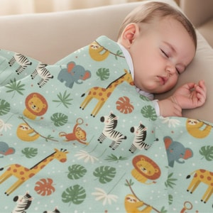 Manta para bebé con animales de la selva, ideal para regalar a la habitación del bebé. Estampado de león, jirafa, cebra y elefante. Manta suave de tela minky. Medidas: 30x40 o 50x60 pulgadas.