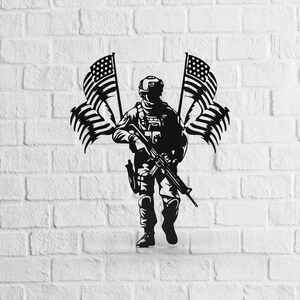 Peut inclure: Décoration murale en métal noir et blanc représentant un soldat avec un fusil, encadré de deux drapeaux américains. Le soldat porte un équipement de combat complet. Les drapeaux flottent, créant une image dynamique.