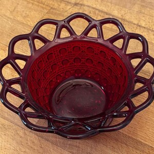 Bol de cristal Imperial Glass antiguo, color rojo rubí, n.º 7455, con borde de encaje, forma de caña de azúcar, década de 1930, fabricado en EE. UU., 15 cm.
