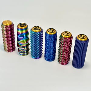 Puede incluir: Una taza de cer&aacute;mica blanca con un asa negra y el texto "But First, Coffee" en negrita negra. La taza est&aacute; sobre una superficie blanca. La taza mide aproximadamente 10 cm de alto.