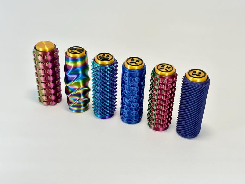 Puede incluir: Una taza de cer&aacute;mica blanca con un asa negra y el texto "But First, Coffee" en negrita negra. La taza est&aacute; sobre una superficie blanca. La taza mide aproximadamente 10 cm de alto.