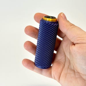 Puede incluir: Una taza de cer&aacute;mica blanca con un asa negra y el texto "But First, Coffee" en negrita negra. La taza est&aacute; sobre una superficie de madera. La taza mide aproximadamente 10 cm de alto.