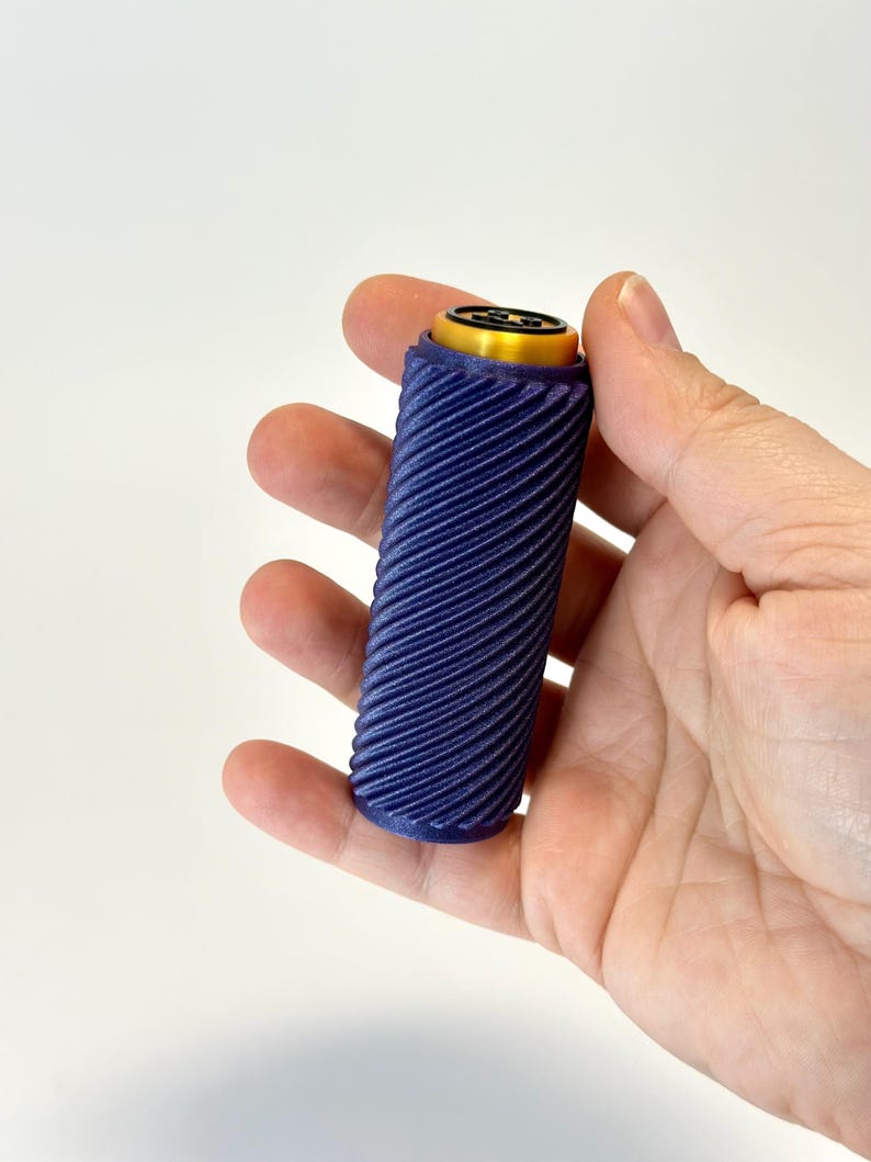 Puede incluir: Una taza de cer&aacute;mica blanca con un asa negra y el texto "But First, Coffee" en negrita negra. La taza est&aacute; sobre una superficie de madera. La taza mide aproximadamente 10 cm de alto.