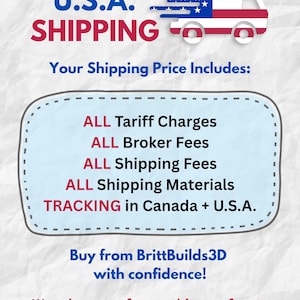 Puede incluir: Gr&aacute;fico con el texto "U.S.A. SHIPPING" y un cami&oacute;n estilizado con dise&ntilde;o de la bandera estadounidense. El texto destaca que el precio de env&iacute;o incluye cargos arancelarios, comisiones de corretaje, gastos de env&iacute;o y materiales, con seguimiento en Canad&aacute; y EE. UU.