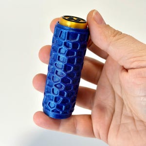 Puede incluir: Una taza de cer&aacute;mica blanca con un asa negra y el texto "But First, Coffee" en negro, con una fuente de estilo manuscrito. La taza est&aacute; sobre una superficie blanca.