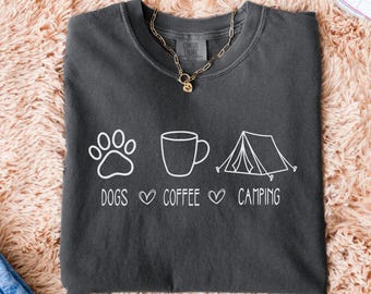 Maglietta da campeggio con scritta "Cani e caffè", divertente maglietta da campeggio per gli amanti dei cani, regalo per gli amanti del caffè, regali unici per il campeggio, maglietta dai colori confortevoli