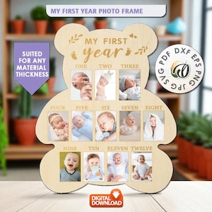 Puede incluir: Marco de fotos de madera con forma de oso con espacios para doce fotos de bebé, titulado "My First Year". El marco incluye el texto "My First Year Photo Frame" y "Suited for any material thickness". El marco tiene un botón de "Descarga Digital".