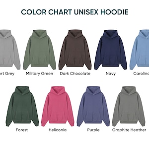 Puede incluir: Una carta de colores para sudadera con capucha unisex que muestra nueve sudaderas de manga larga con bolsillos delanteros en varios colores etiquetados como Sport Grey, Military Green, Dark Chocolate, Navy, Carolina Blue, Forest, Heliconia, Purple y Graphite Heather.