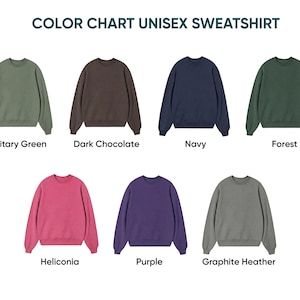 Puede incluir: Una carta de colores para sudadera unisex con siete sudaderas de cuello redondo y manga larga en verde militar, chocolate oscuro, azul marino, bosque, heliconia, morado y gris grafito. El texto dice COLOR CHART UNISEX SWEATSHIRT.