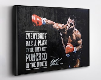 Könnte beinhalten: Gerahmtes Leinwandbild mit einem Boxer in roten Handschuhen beim Schlagen. Der Text "EVERYBODY HAS A PLAN UNTIL THEY GET PUNCHED IN THE MOUTH" und eine Unterschrift sind enthalten. Der Hintergrund ist dunkel und strukturiert.