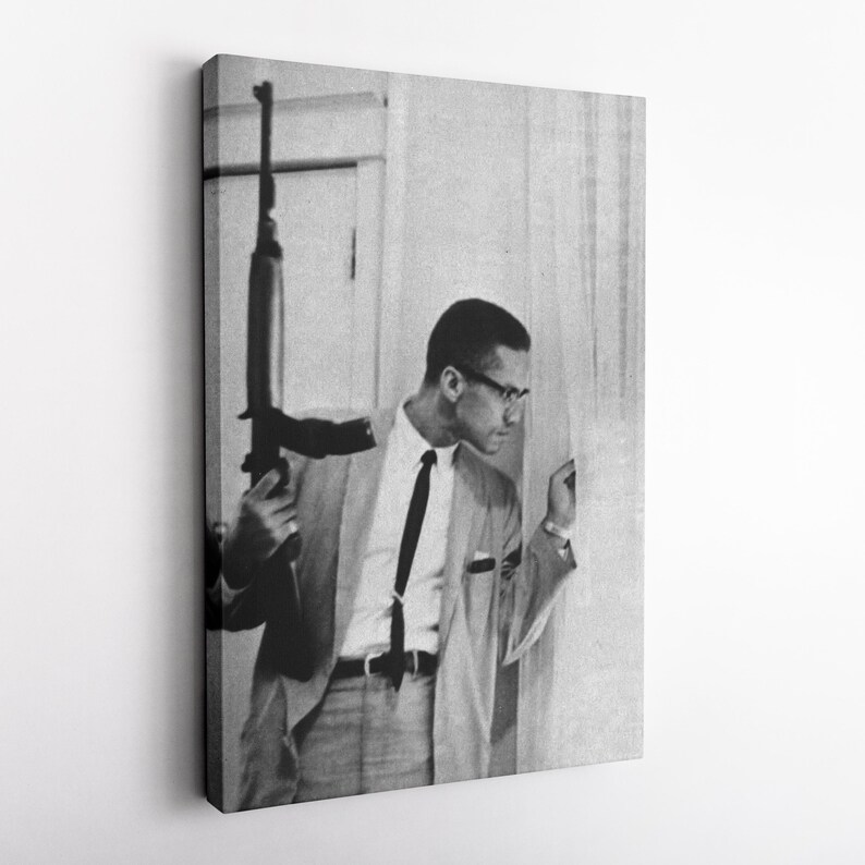Op de afbeelding: Zwart-wit portret van een man in pak met een geweer. De man draagt een bril en een stropdas, kijkend naar rechts. De afbeelding is een canvas print.