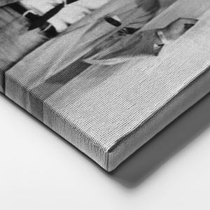 Op de afbeelding: Zwart-wit canvas print van een foto. Het canvas is gespannen over een houten frame, waarbij de afbeelding rond de randen loopt. De afbeelding lijkt een vintage foto te zijn.
