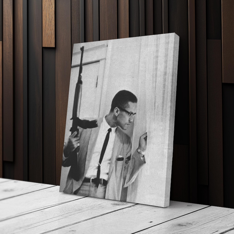 Op de afbeelding: Zwart-wit canvas print met een man in pak die een geweer vasthoudt. De man draagt een bril en een stropdas en kijkt opzij. De afbeelding is geplaatst tegen een neutrale achtergrond.