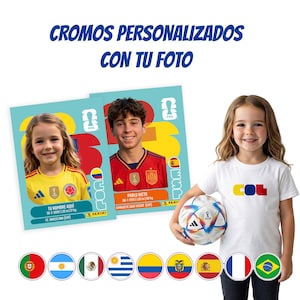 Puede incluir: Dos tarjetas coleccionables rectangulares con retratos de niños en camisetas de fútbol, fondos azul claro y números amarillos grandes. El texto CROMOS PERSONALIZADOS CON TU FOTO aparece arriba. Debajo hay nueve iconos circulares de banderas.