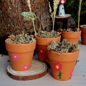 Mini vaso da fiuto in muschio con fiori dipinti a mano, giocattolo di arricchimento per criceti in terracotta