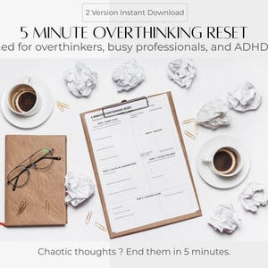 Può includere: Vista dall'alto di uno spazio di lavoro con una clip board, un taccuino, occhiali, tazze di caffè, graffette e carta stropicciata. Il testo recita "5 MINUTE OVERTHINKING RESET" e "Chaotic thoughts? End them in 5 minutes."