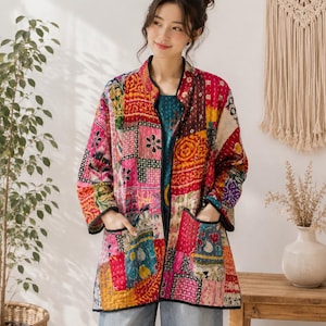 Peut inclure: Une veste à manches longues présentant un motif patchwork vibrant avec divers imprimés colorés dans des tons de rose, rouge, jaune et bleu. La veste possède un col officier, un liseré noir sur les bords et deux grandes poches plaquées.
