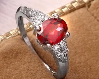 Anillo ovalado de rubí rojo • Estilo plata de ley, detalle de cristal