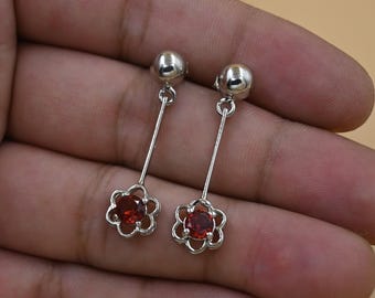 Orecchini in argento sterling con granato rosso: orecchini pendenti a forma di fiore fatti a mano