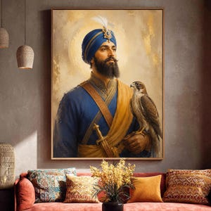 Puede incluir: Una impresión de arte mural enmarcada que representa a una persona barbuda con un turbante azul con una pluma blanca y una túnica azul con una faja amarilla. Un halcón marrón está posado en la mano y una espada es visible en la cintura.