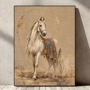 Puede incluir: Una impresión de arte mural enmarcada que muestra un caballo blanco de perfil sobre un fondo beige texturizado. El caballo lleva una brida y una manta de silla estampada en tonos azules, rojos y dorados. Un gran efecto de halo de pan de oro circular es visible detrás de la cabeza del caballo.