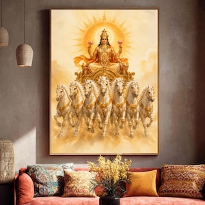 Puede incluir: Un cuadro rectangular con una ilustración en tonos dorados de una deidad sentada en un carro tirado por siete caballos blancos. La figura sostiene flores de loto en cada mano, rodeada por un halo solar radiante sobre un fondo suave.