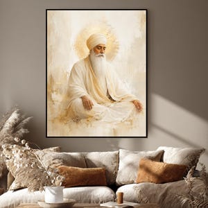 Puede incluir: Una impresión de arte mural enmarcada que presenta la pintura de una figura barbuda con turbante y túnicas de colores claros, sentada en una postura meditativa. La obra utiliza una paleta de colores neutros con reflejos dorados.