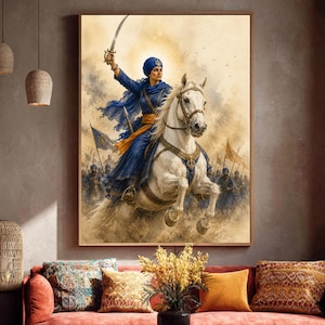 Könnte beinhalten: Ein gerahmter Wandkunstdruck, der einen Krieger mit blauem Turban und traditioneller Kleidung auf einem weißen Pferd zeigt, der ein Schwert in die Höhe hält. Die Szene enthält einen goldenen Heiligenschein hinter dem Reiter und Soldaten.