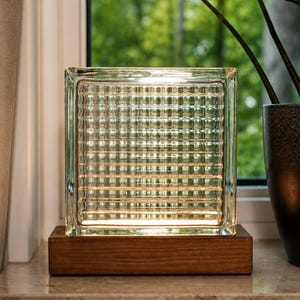 Lamp van geribbeld glas met houten voet | Handgemaakt Scandinavisch nachtlampje | Cadeau voor een housewarming