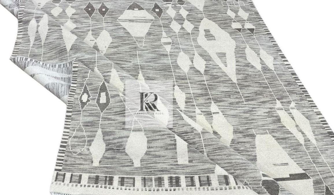手織りウールラグ：グレー＆アイボリーの幾何学模様のオリエンタルラグ