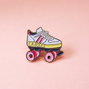 Pin's en émail Ça roule Roller, Roller Derby, enamel pin, blanc et rose image 1