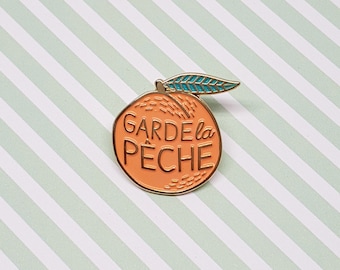 Pin's "Garde la pêche" couleur pêche et vert