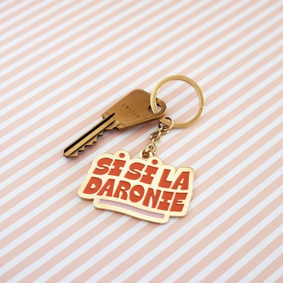 Funky "Si si la Daronie" Keychain - Enamel Metal Keyring