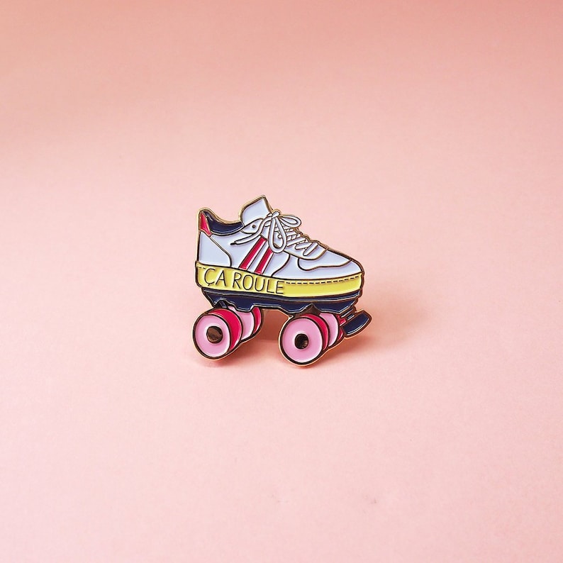 Pin's en émail Ça roule Roller, Roller Derby, enamel pin, blanc et rose image 1