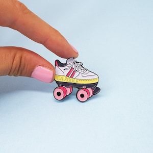 Pin's en émail Ça roule Roller, Roller Derby, enamel pin, blanc et rose image 3