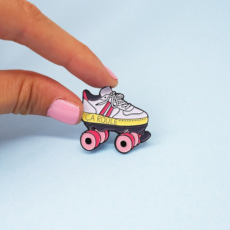 Pin's en émail Ça roule Roller, Roller Derby, enamel pin, blanc et rose image 3