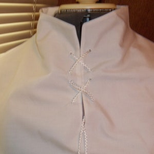 Puede incluir: Un juego de tres tazas de cer&aacute;mica con un acabado mate moteado. Las tazas son en tonos azul, verde y gris. Cada taza tiene un dise&ntilde;o simple y moderno y un asa c&oacute;moda.