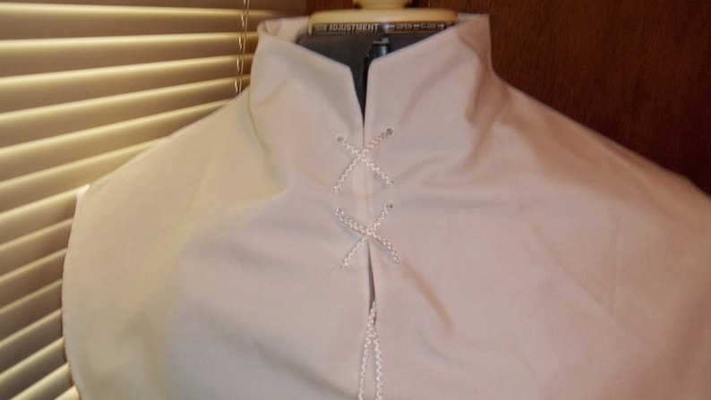 Puede incluir: Un juego de tres tazas de cer&aacute;mica con un acabado mate moteado. Las tazas son en tonos azul, verde y gris. Cada taza tiene un dise&ntilde;o simple y moderno y un asa c&oacute;moda.