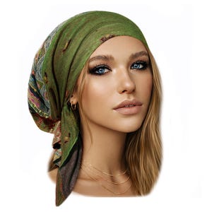 Copricapo verde oliva: morbido foulard pre-annodato in maglia colorata antiscivolo, adatto a chi si sottopone a chemioterapia.